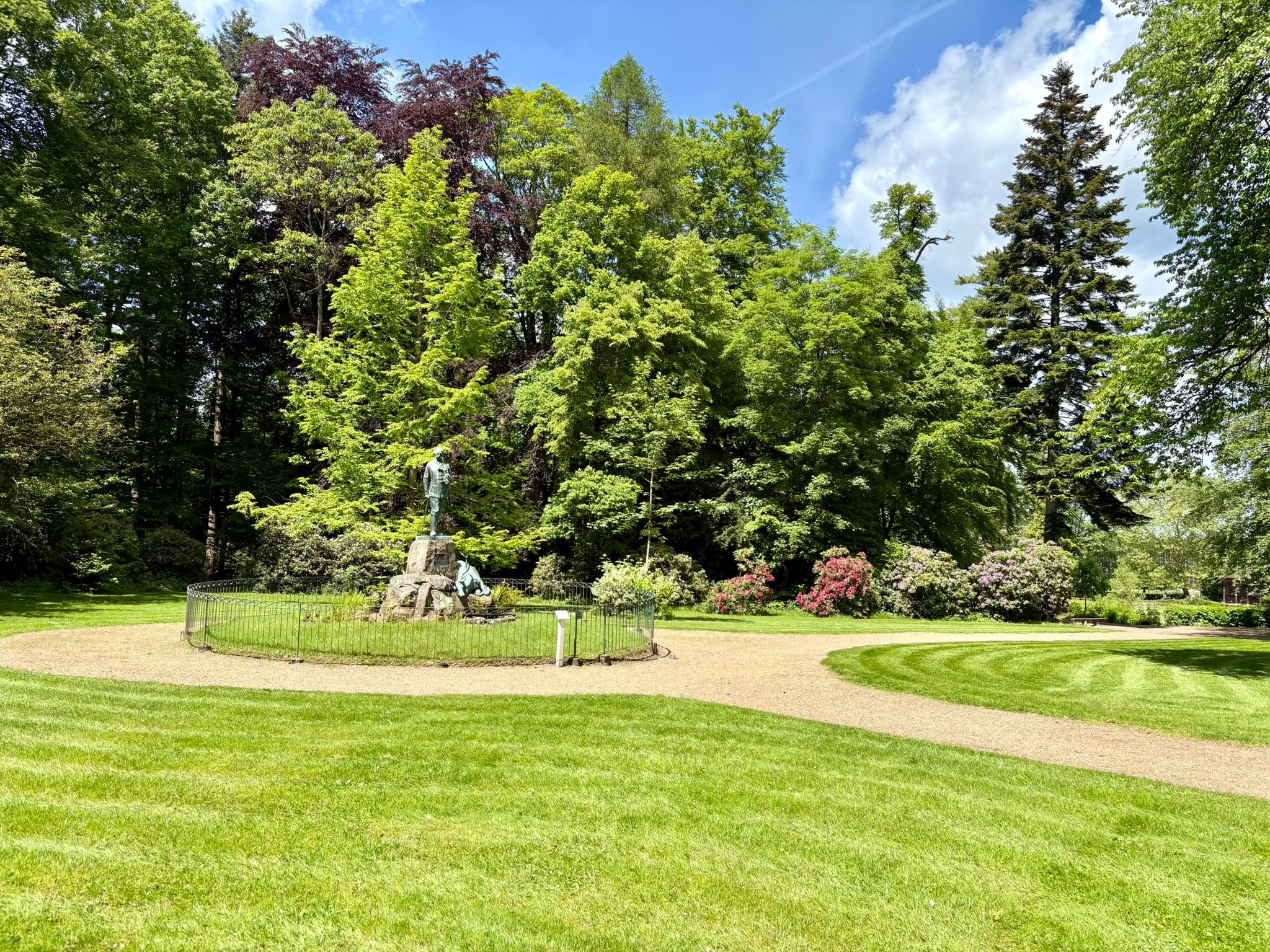 Gepflegte Parkfläche mit Weg und Baumbestand